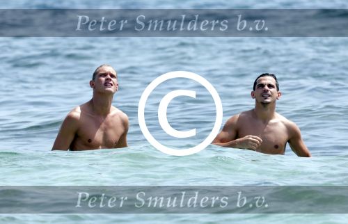 ibiza 1 augustus 2012
Ferry Doedens met zijn nieuwe vriend Nuno Azevedo op het strand bij el seriquito.
Peter Smulders bv
