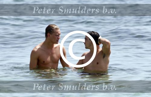 ibiza 1 augustus 2012
Ferry Doedens met zijn nieuwe vriend Nuno Azevedo op het strand bij el seriquito.
Peter Smulders bv