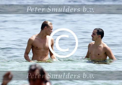 ibiza 1 augustus 2012
Ferry Doedens met zijn nieuwe vriend Nuno Azevedo op het strand bij el seriquito.
Peter Smulders bv