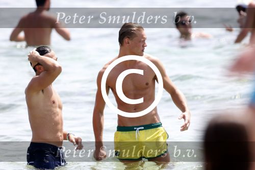 ibiza 1 augustus 2012
Ferry Doedens met zijn nieuwe vriend Nuno Azevedo op het strand bij el seriquito.
Peter Smulders bv