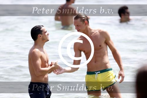 ibiza 1 augustus 2012
Ferry Doedens met zijn nieuwe vriend Nuno Azevedo op het strand bij el seriquito.
Peter Smulders bv