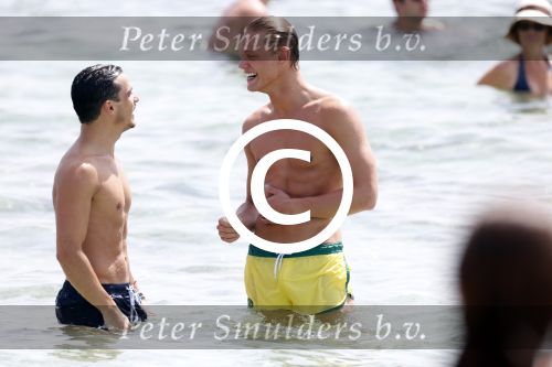 ibiza 1 augustus 2012
Ferry Doedens met zijn nieuwe vriend Nuno Azevedo op het strand bij el seriquito.
Peter Smulders bv