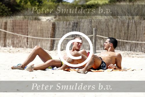 ibiza 1 augustus 2012
Ferry Doedens met zijn nieuwe vriend Nuno Azevedo op het strand bij el seriquito.
Peter Smulders bv