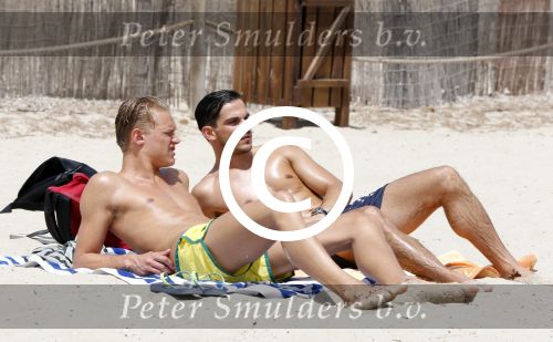 ibiza 1 augustus 2012
Ferry Doedens met zijn nieuwe vriend Nuno Azevedo op het strand bij el seriquito.
Peter Smulders bv