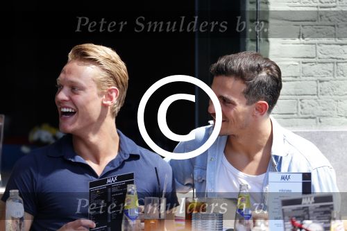 Amsterdam 26 juli 2012
Ferry Doedens met zijn  nieuwe vriend Nuno Azevedo op terras.
Peter Smulders bv