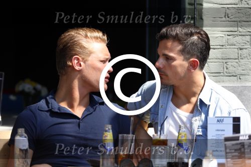 Amsterdam 26 juli 2012
Ferry Doedens met zijn  nieuwe vriend Nuno Azevedo op terras.
Peter Smulders bv