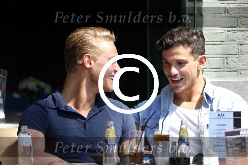 Amsterdam 26 juli 2012
Ferry Doedens met zijn  nieuwe vriend Nuno Azevedo op terras.
Peter Smulders bv