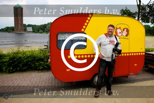 AALSMEER - De perspresentatie van een nieuw iPad game. Met op de foto persfotograaf Ferry de Kok voor de caravan van Bassie en Adriaan. FOTO LEVIN DEN BOER - PERSFOTO.NU