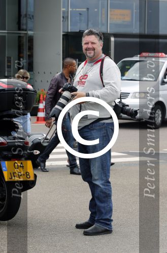 Schiphol 28 juli 2012
Victor Reinier vertrekt op schiphol met zijn vriendin dochter en... op vakantie. Ferry de Kok
Peter Smulders bv