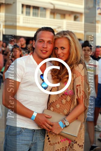 ibiza 10 juli 2012
Fleur Mignon met haar vriend bij de zonsondergang op ibiza.
Peter Smulders bv