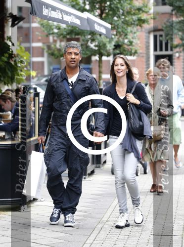 Amsterdam 7 augustus 2012
Frank Rijkaard met zijn vrouw op de cornelis schuytstraat.
Peter Smulders bv