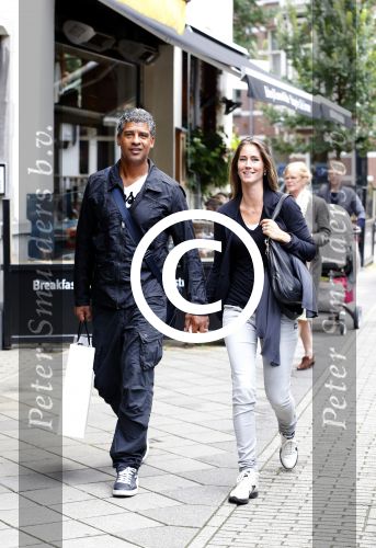 Amsterdam 7 augustus 2012
Frank Rijkaard met zijn vrouw op de cornelis schuytstraat.
Peter Smulders bv