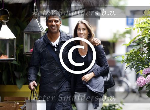 Amsterdam 7 augustus 2012
Frank Rijkaard met zijn vrouw op de cornelis schuytstraat.
Peter Smulders bv