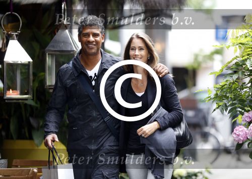 Amsterdam 7 augustus 2012
Frank Rijkaard met zijn vrouw op de cornelis schuytstraat.
Peter Smulders bv