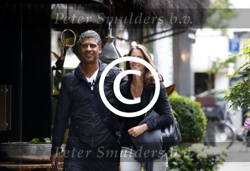 Amsterdam 7 augustus 2012
Frank Rijkaard met zijn vrouw op de cornelis schuytstraat.
Peter Smulders bv