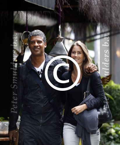 Amsterdam 7 augustus 2012
Frank Rijkaard met zijn vrouw op de cornelis schuytstraat.
Peter Smulders bv