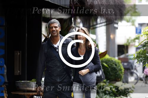 Amsterdam 7 augustus 2012
Frank Rijkaard met zijn vrouw op de cornelis schuytstraat.
Peter Smulders bv