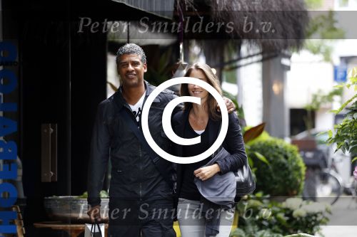 Amsterdam 7 augustus 2012
Frank Rijkaard met zijn vrouw op de cornelis schuytstraat.
Peter Smulders bv