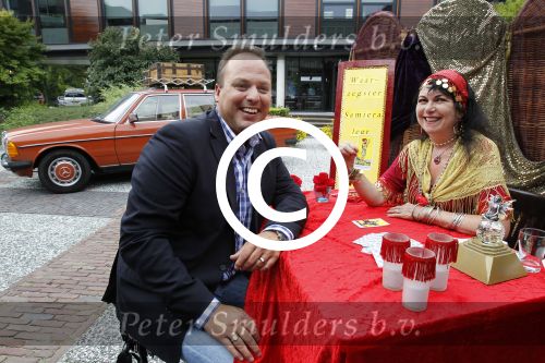 Hilversum, 14 Augustus 2012
Frans Bauer met zijn broer Dorus Bauer t.g.v.
het nieuwe TROS Programma Bauer\'s Zigeunernacht
Zigeunerkamp aan de rand van Boedapest.
Frans in gesprek met waarzegster Samiera
Foto Peter Smulders BV