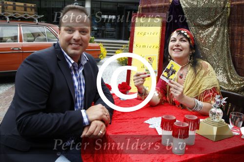 Hilversum, 14 Augustus 2012
Frans Bauer met zijn broer Dorus Bauer t.g.v.
het nieuwe TROS Programma Bauer\'s Zigeunernacht
Zigeunerkamp aan de rand van Boedapest.
Frans in gesprek met waarzegster Samiera
Foto Peter Smulders BV