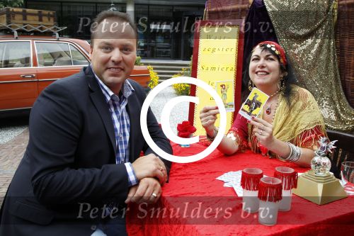 Hilversum, 14 Augustus 2012
Frans Bauer met zijn broer Dorus Bauer t.g.v.
het nieuwe TROS Programma Bauer\'s Zigeunernacht
Zigeunerkamp aan de rand van Boedapest.
Frans in gesprek met waarzegster Samiera
Foto Peter Smulders BV