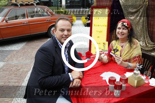 Hilversum, 14 Augustus 2012
Frans Bauer met zijn broer Dorus Bauer t.g.v.
het nieuwe TROS Programma Bauer\'s Zigeunernacht
Zigeunerkamp aan de rand van Boedapest.
Frans in gesprek met waarzegster Samiera
Foto Peter Smulders BV