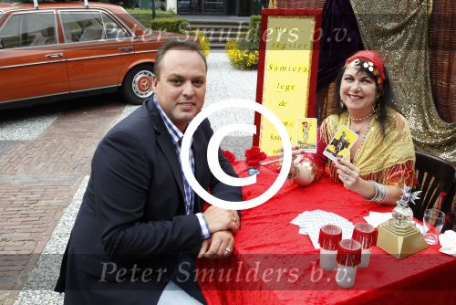 Hilversum, 14 Augustus 2012
Frans Bauer met zijn broer Dorus Bauer t.g.v.
het nieuwe TROS Programma Bauer\'s Zigeunernacht
Zigeunerkamp aan de rand van Boedapest.
Frans in gesprek met waarzegster Samiera
Foto Peter Smulders BV