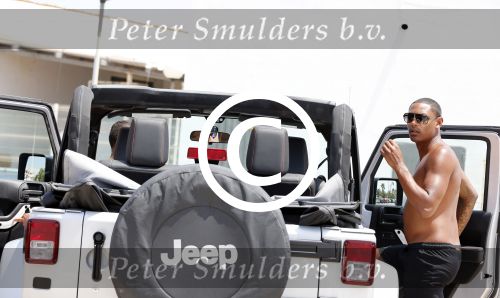 ibiza 11 juli 2012
Gregory v d Wiel met een vriend op vakantie op ibiza. Gregory heeft een stoere Jeep cabrio gehuurd.
Peter Smulders bv
