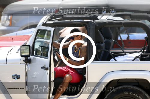 ibiza 11 juli 2012
Gregory v d Wiel met een vriend op vakantie op ibiza. Gregory heeft een stoere Jeep cabrio gehuurd.
Peter Smulders bv