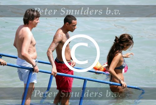 ibiza 11 juli 2012
Gregory v d Wiel met een vriend op vakantie op ibiza. Gregory heeft een stoere Jeep cabrio gehuurd.
Peter Smulders bv