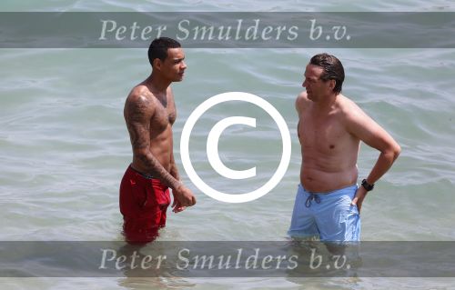 ibiza 11 juli 2012
Gregory v d Wiel met een vriend op vakantie op ibiza. Gregory heeft een stoere Jeep cabrio gehuurd.
Peter Smulders bv