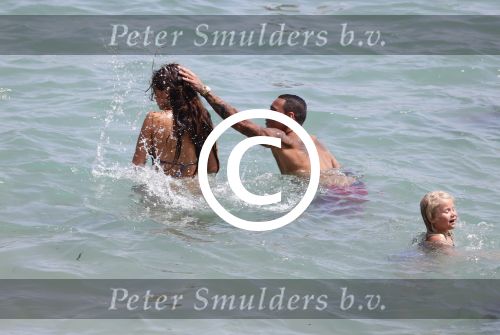 ibiza 11 juli 2012
Gregory v d Wiel met een vriend op vakantie op ibiza. Gregory heeft een stoere Jeep cabrio gehuurd.
Peter Smulders bv