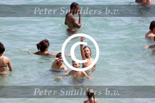 ibiza 11 juli 2012
Gregory v d Wiel met een vriend op vakantie op ibiza. Gregory heeft een stoere Jeep cabrio gehuurd.
Peter Smulders bv