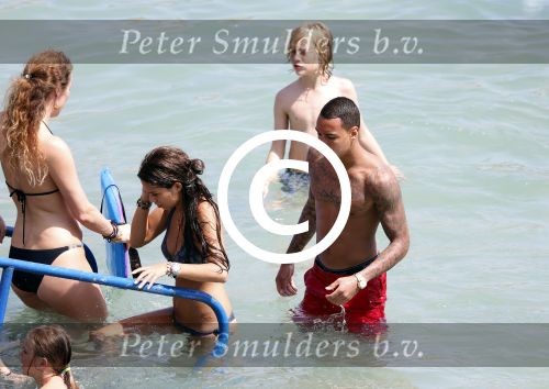 ibiza 11 juli 2012
Gregory v d Wiel met een vriend op vakantie op ibiza. Gregory heeft een stoere Jeep cabrio gehuurd.
Peter Smulders bv
