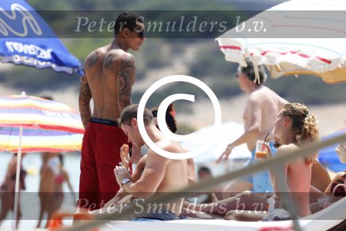 ibiza 11 juli 2012
Gregory v d Wiel met een vriend op vakantie op ibiza. Gregory heeft een stoere Jeep cabrio gehuurd.
Peter Smulders bv