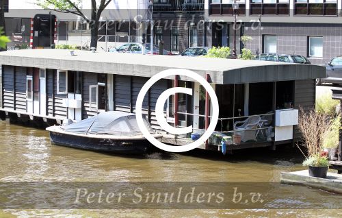 Amsterdam 28 mei 2012
Woonboot (woonark) en sloep van Hans v d Togt.
Peter Smulders bv