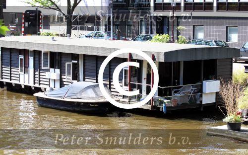 Amsterdam 28 mei 2012
Woonboot (woonark) en sloep van Hans v d Togt.
Peter Smulders bv