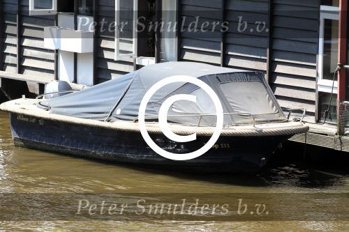 Amsterdam 28 mei 2012
Woonboot (woonark) en sloep van Hans v d Togt.
Peter Smulders bv