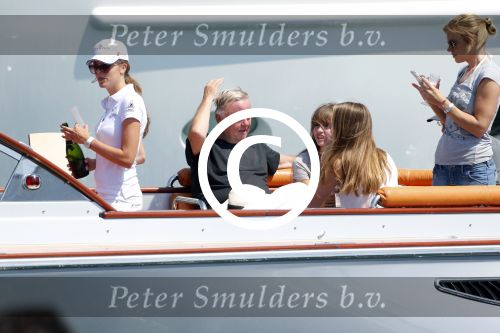 St Tropez 4 augustus 2012
Feestje van Michiel Mol voor zijn 43e verjaardag. Aanwezig oa Harry Mens met zijn dochters Noor Suze Marloes en Sarah. Ook de ouders van Michiel Jan en ... zijn aanwezig . 
Peter Smulders bv