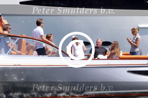 St Tropez 4 augustus 2012
Feestje van Michiel Mol voor zijn 43e verjaardag. Aanwezig oa Harry Mens met zijn dochters Noor Suze Marloes en Sarah. Ook de ouders van Michiel Jan en ... zijn aanwezig . 
Peter Smulders bv