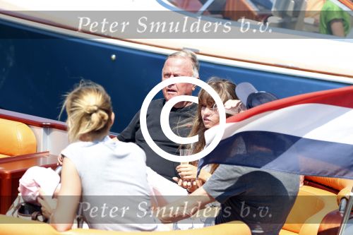 St Tropez 4 augustus 2012
Feestje van Michiel Mol voor zijn 43e verjaardag. Aanwezig oa Harry Mens met zijn dochters Noor Suze Marloes en Sarah. Ook de ouders van Michiel Jan en ... zijn aanwezig . 
Peter Smulders bv