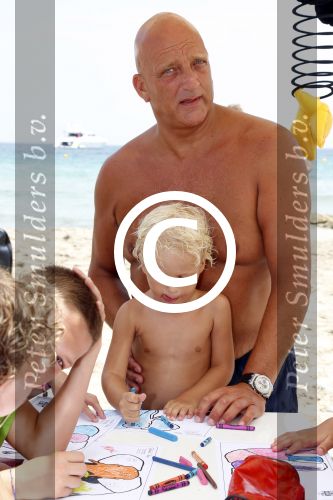 Ibiza 11 juli 2012
Herman den Blijker en zijn vrouw Jacqueline vieren de 4e verjaardag van hun zoon Matz bij coco beach.
Peter Smulders bv
