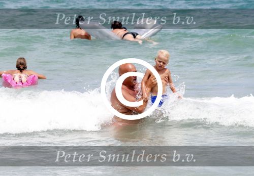 ibiza 12 juli 2012
Herman den Blijker met zijn zoontje Mads in zee
Peter Smulders bv