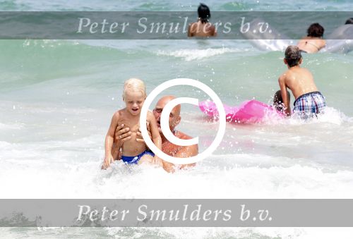 ibiza 12 juli 2012
Herman den Blijker met zijn zoontje Mads in zee
Peter Smulders bv