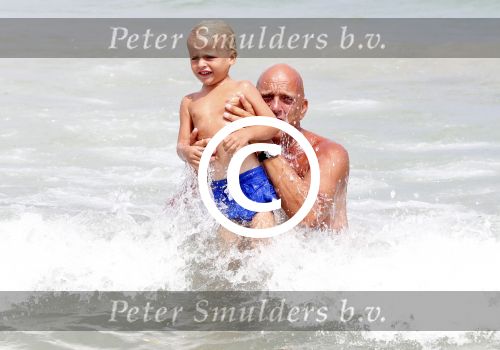 ibiza 12 juli 2012
Herman den Blijker met zijn zoontje Mads in zee
Peter Smulders bv