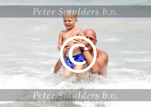 ibiza 12 juli 2012
Herman den Blijker met zijn zoontje Mads in zee
Peter Smulders bv