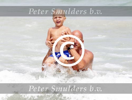 ibiza 12 juli 2012
Herman den Blijker met zijn zoontje Mads in zee
Peter Smulders bv