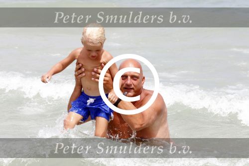 ibiza 12 juli 2012
Herman den Blijker met zijn zoontje Mads in zee
Peter Smulders bv