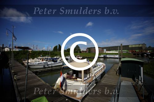 ZALTBOMMEL - Peter en Ingeborg Smulders liggen met hun jacht de Hole In One V in de haven van Zaltbommel. FOTO LEVIN DEN BOER - PERSFOTO.NU