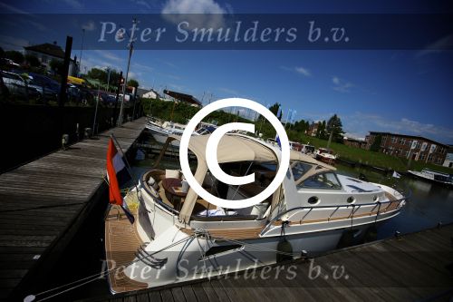 ZALTBOMMEL - Peter en Ingeborg Smulders liggen met hun jacht de Hole In One V in de haven van Zaltbommel. FOTO LEVIN DEN BOER - PERSFOTO.NU